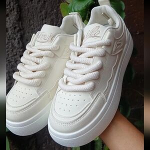 Comfortable Chic Women's Low-Top Preppy Sneakers - Soft Lace-Up Platform